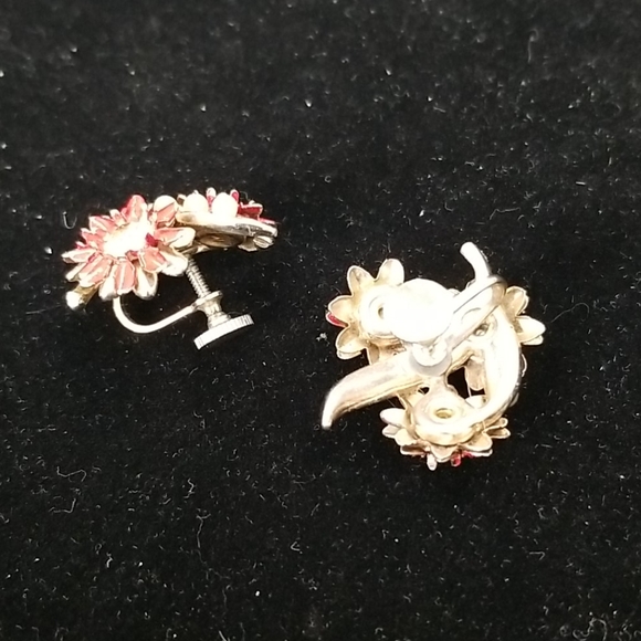 🥳HP🌹VINTAGE SCREW BACK FLOWER EARRINGS - Picture 2 of 6